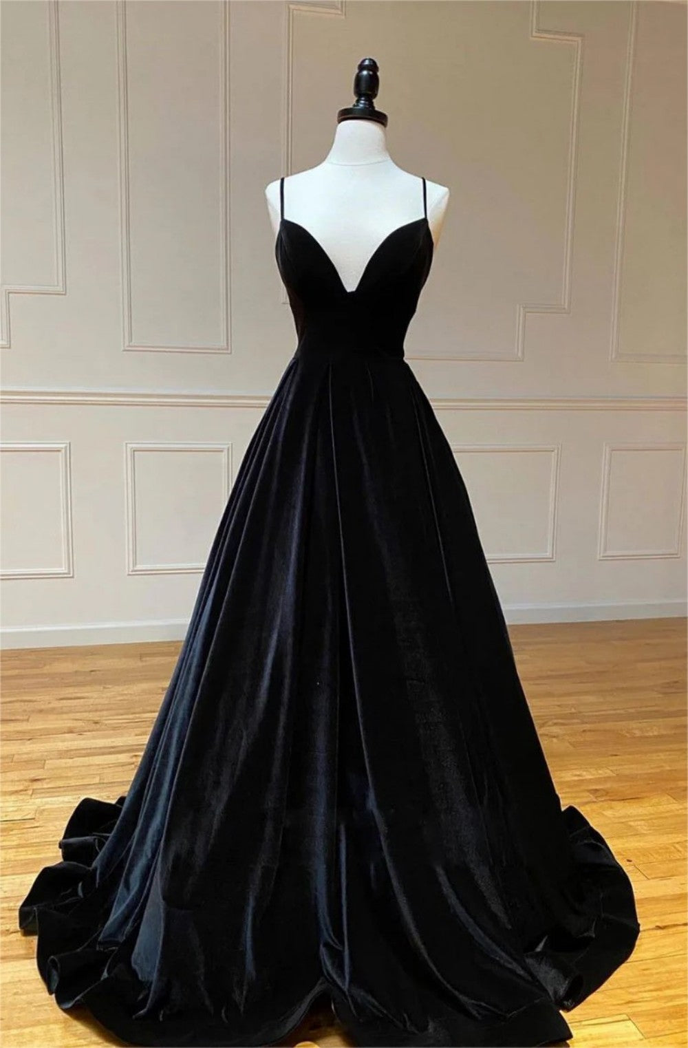 Elegant black velvet evening gown with spaghetti straps V-neck A-line ball gown women's evening dress