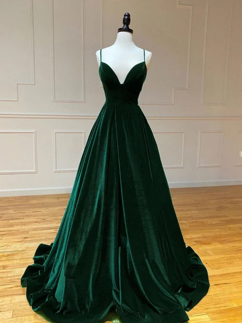 Elegant black velvet evening gown with spaghetti straps V-neck A-line ball gown women's evening dress