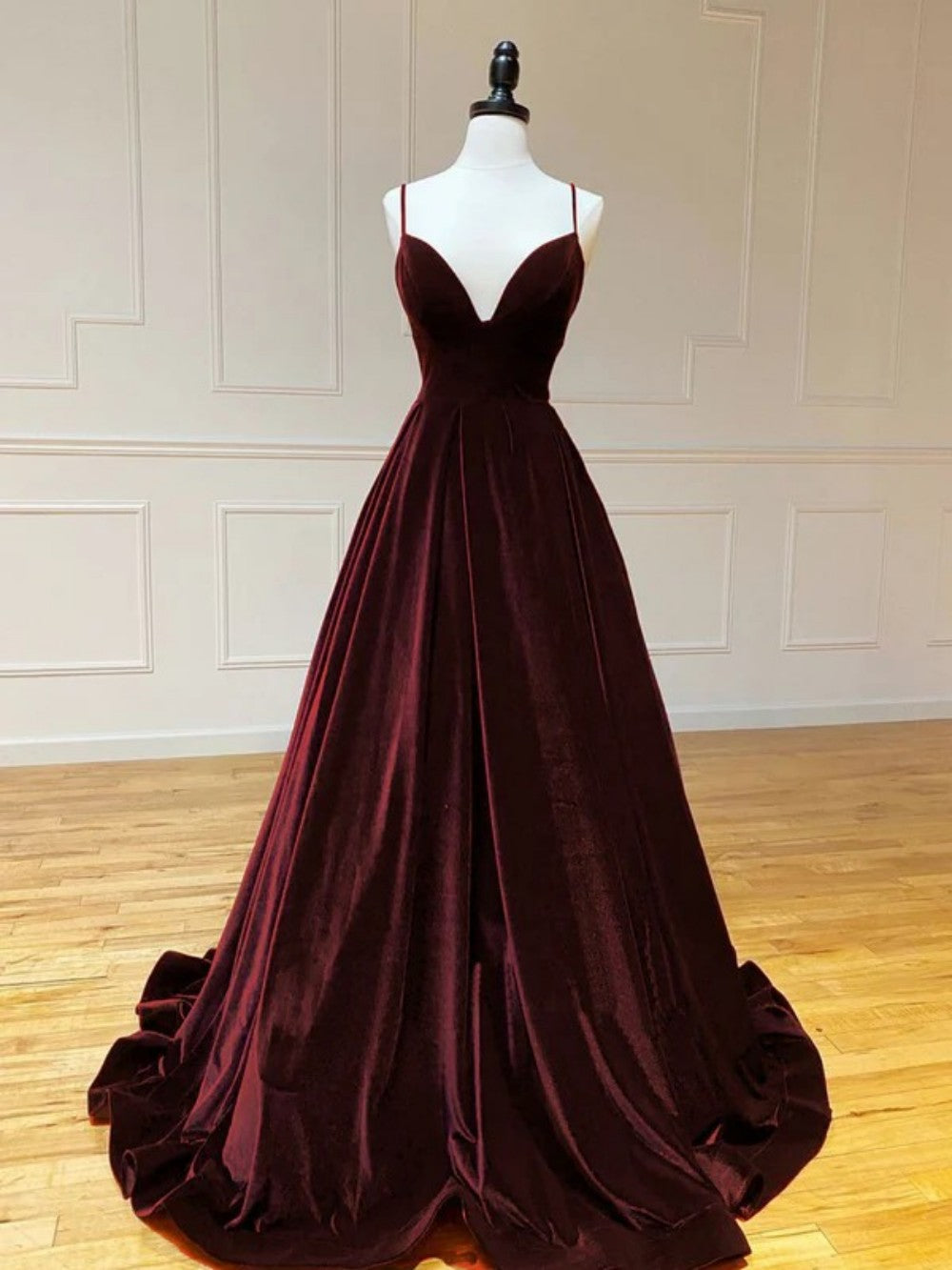 Elegant black velvet evening gown with spaghetti straps V-neck A-line ball gown women's evening dress