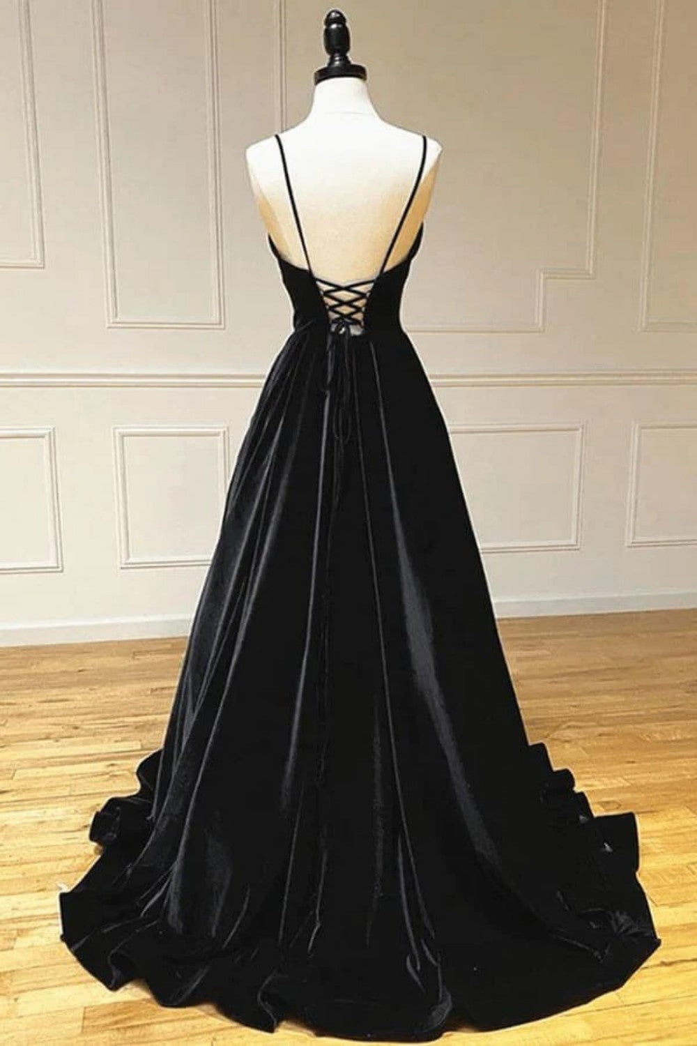 Elegant black velvet evening gown with spaghetti straps V-neck A-line ball gown women's evening dress